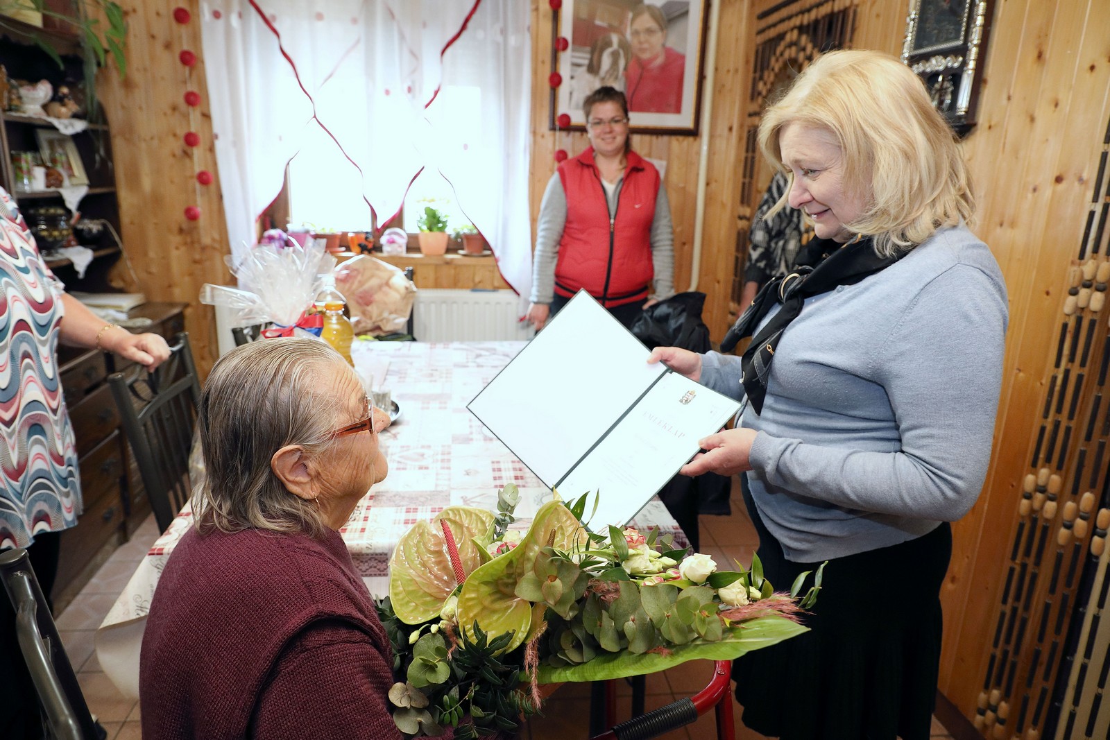 A 90 éves Kertész Istvánnét köszöntötték Maroshegyen
